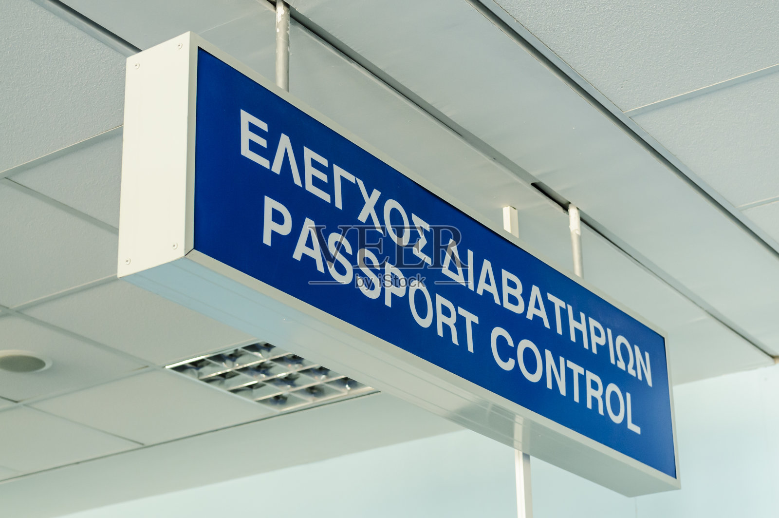 机场的希腊护照管制标志照片摄影图片