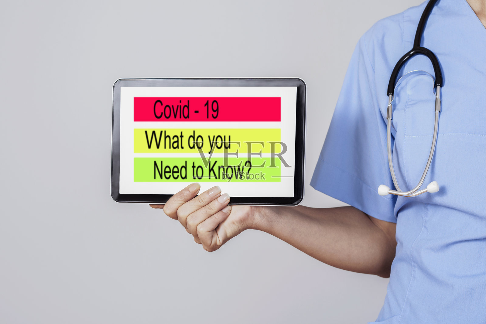 医生拿着一个平板电脑和听诊器照片摄影图片