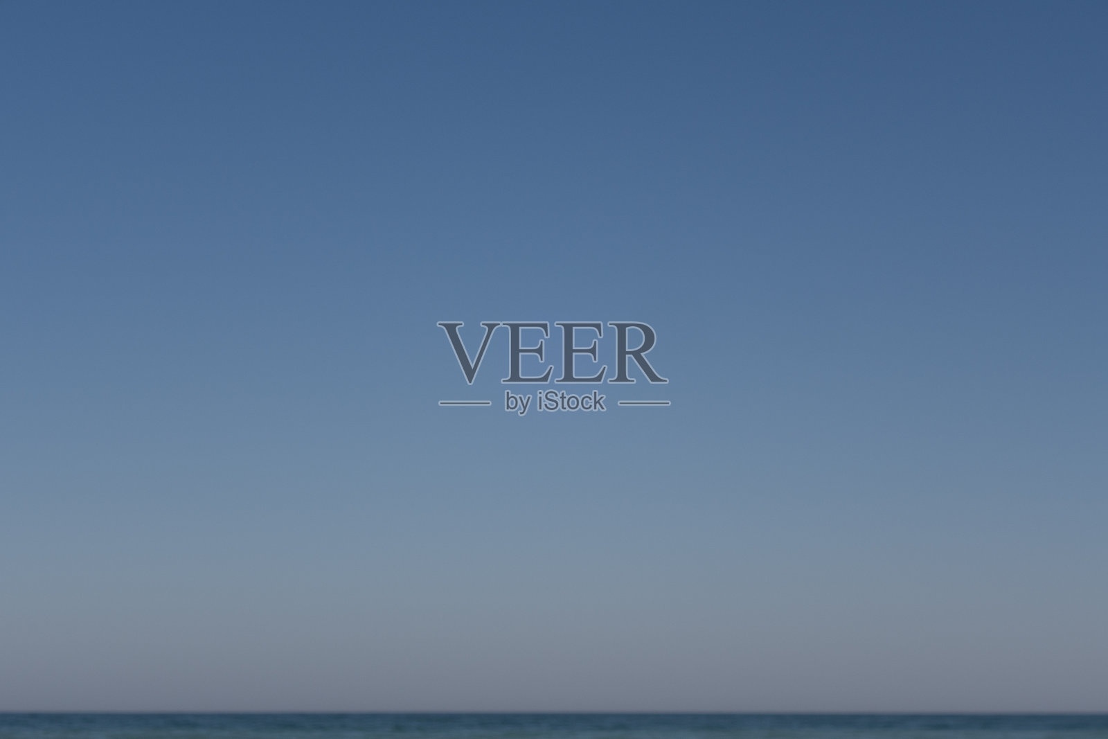 海面上蔚蓝无云的天空。创造性的背景。照片摄影图片