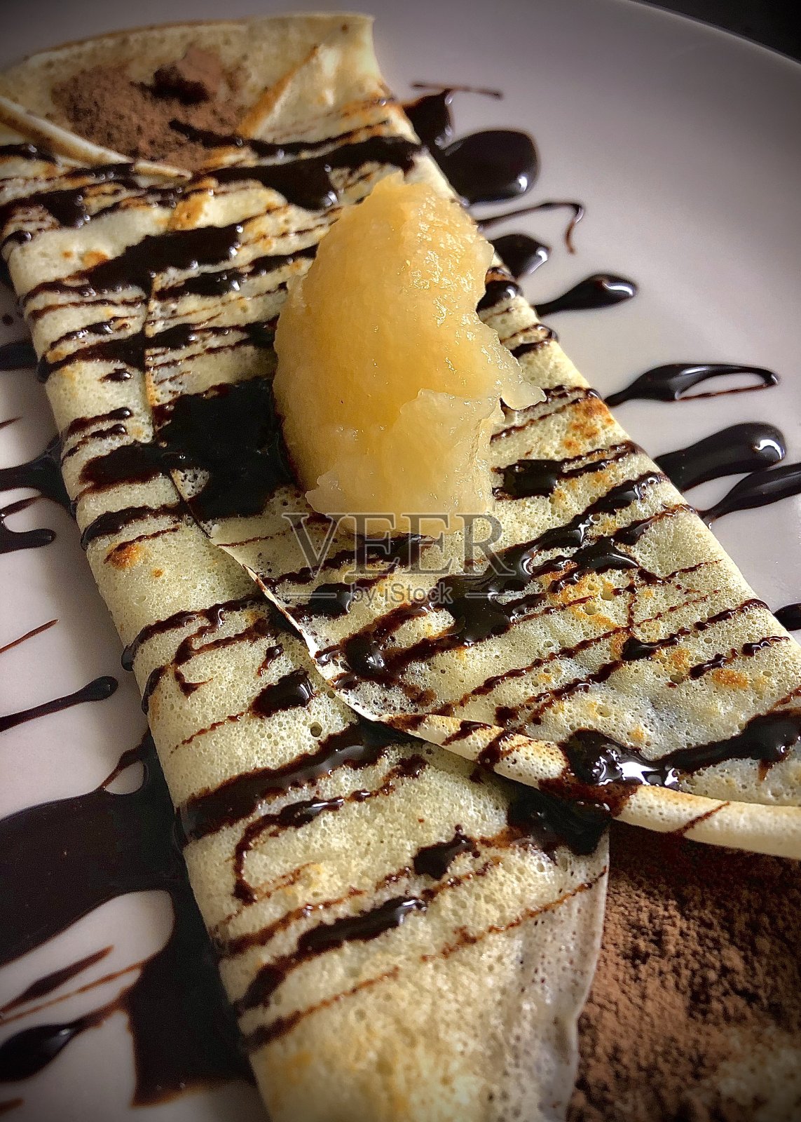 巧克力薄饼配苹果酱照片摄影图片