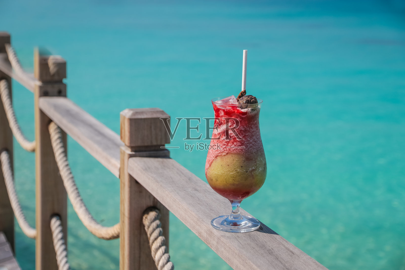 海滨水果鸡尾酒思慕雪照片摄影图片