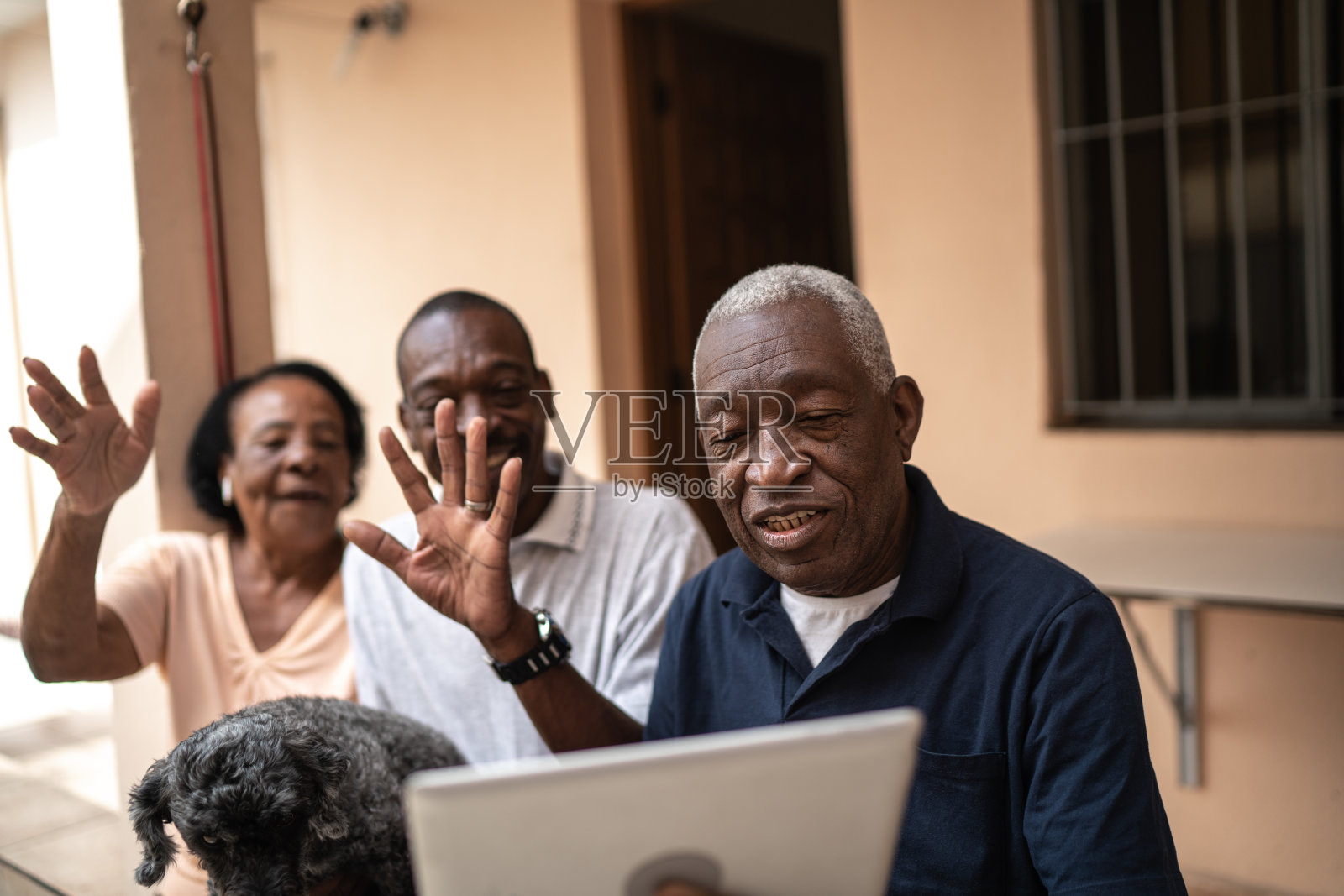 在家里用数字平板电脑视频通话照片摄影图片