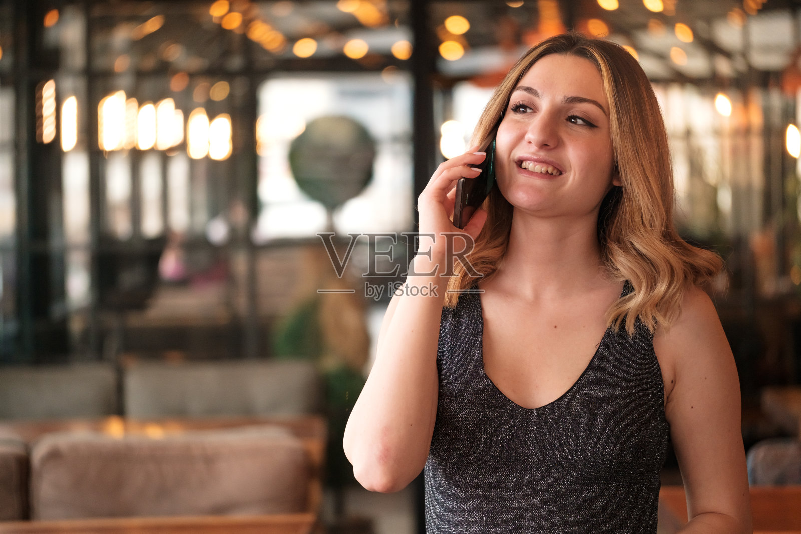 微笑的年轻女商人正在讲电话照片摄影图片