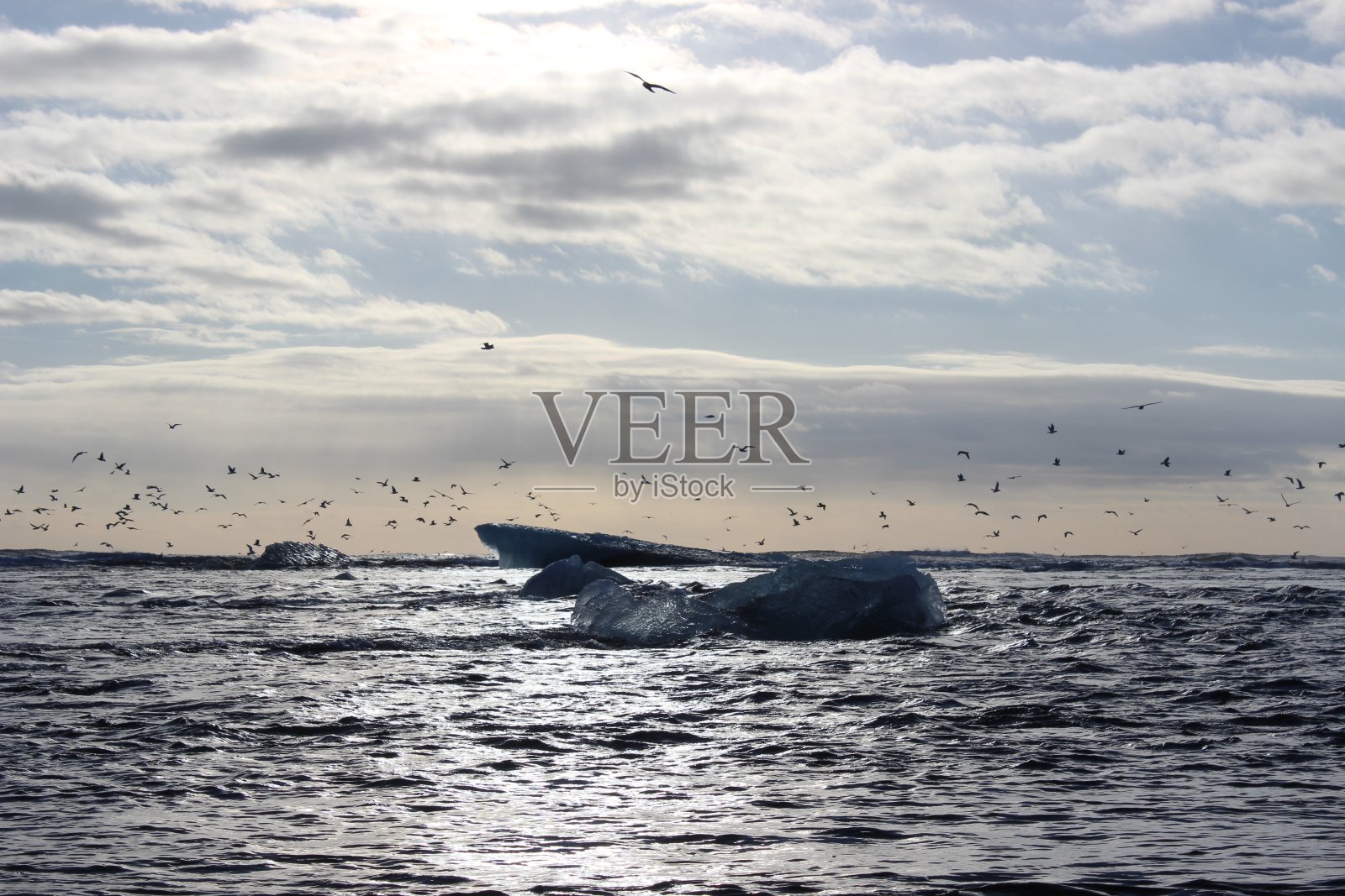 冰岛海上的一座小冰山。照片摄影图片