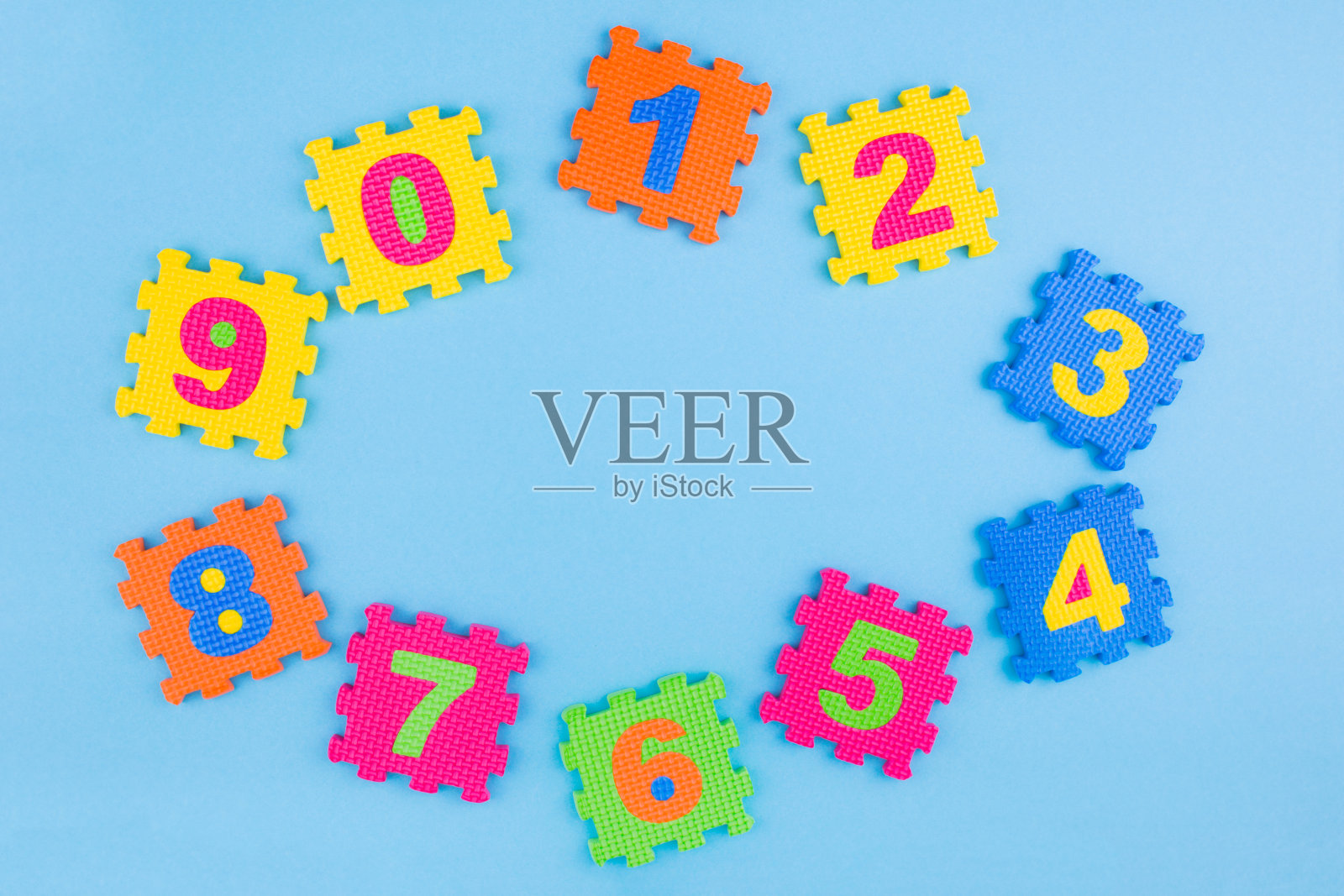 彩色的孩子数字玩具在蓝色的背景。设计的地方。照片摄影图片