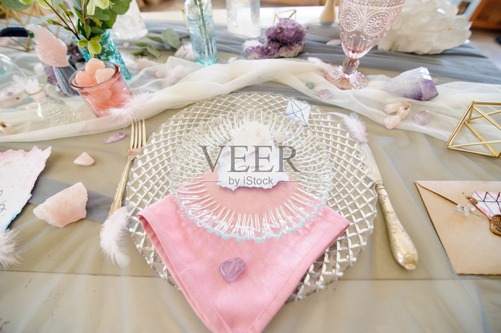 桌子与石英婚礼装饰。照片摄影图片