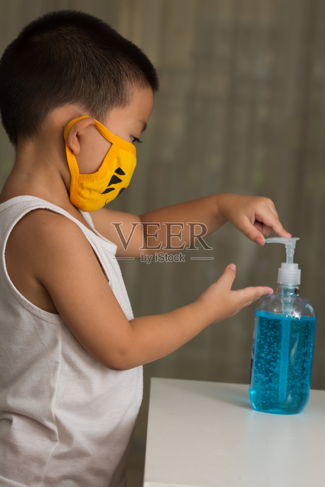 儿童用酒精凝胶洗手照片摄影图片