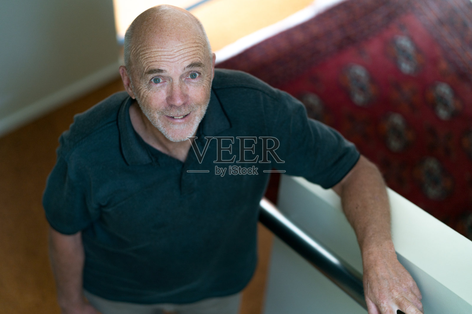 高角度拍摄的居家老年男人照片摄影图片