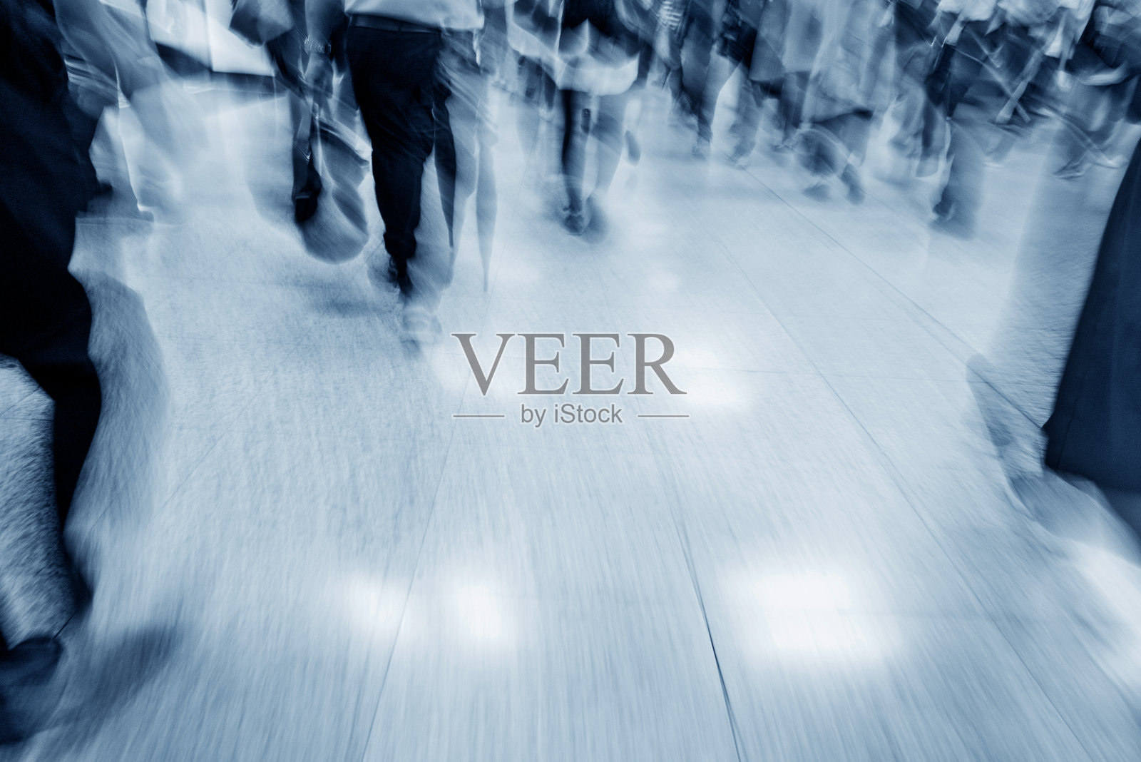 模糊的人腿在地铁站行走照片摄影图片