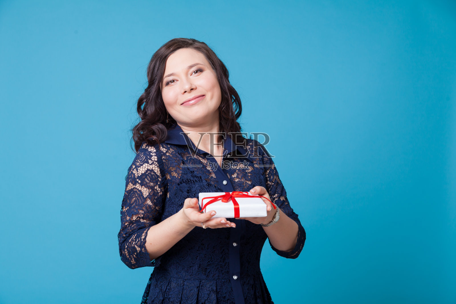 一个美丽的亚洲女人拿着礼物的肖像照片摄影图片