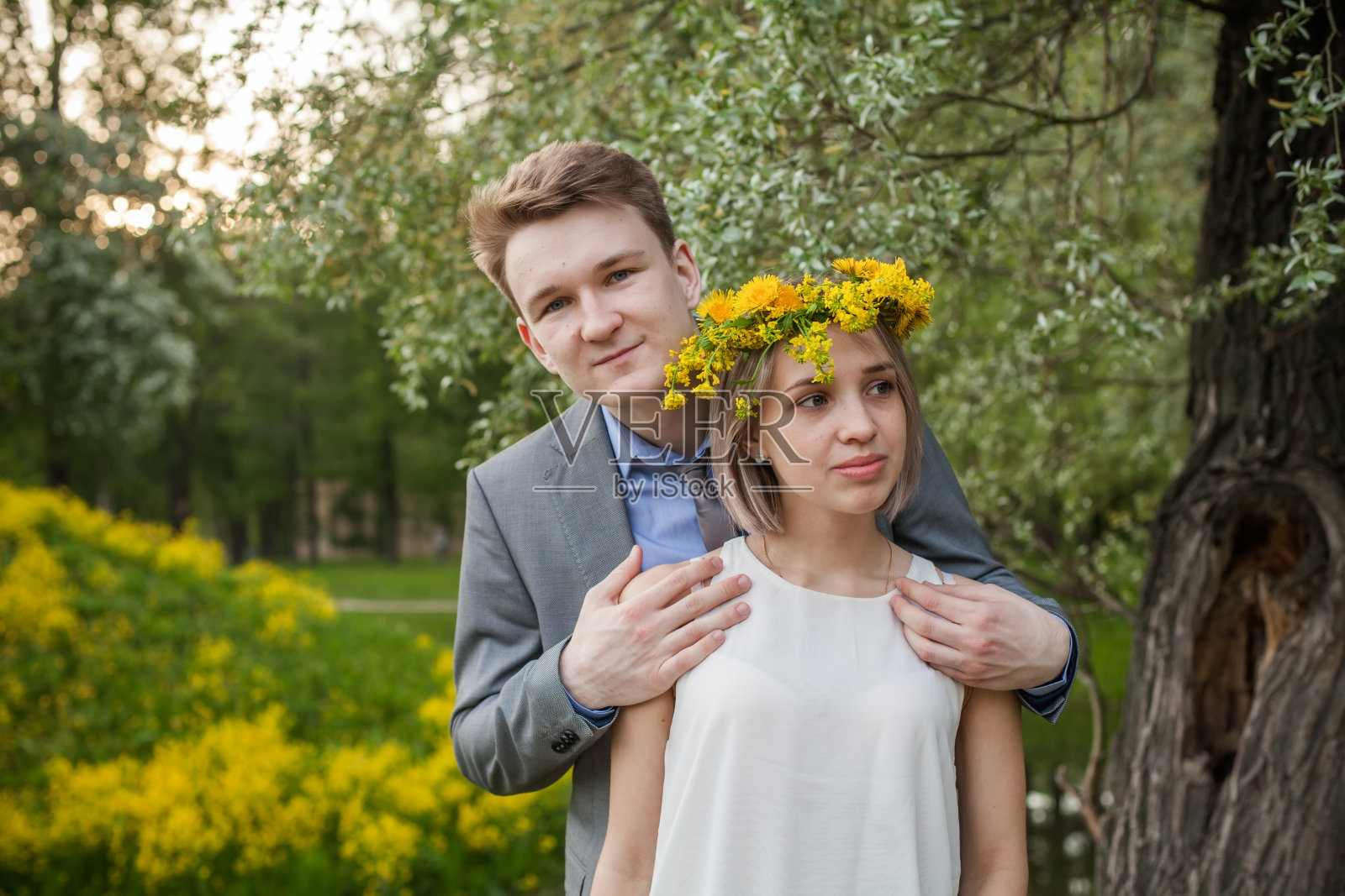 公园里的年轻男女照片摄影图片