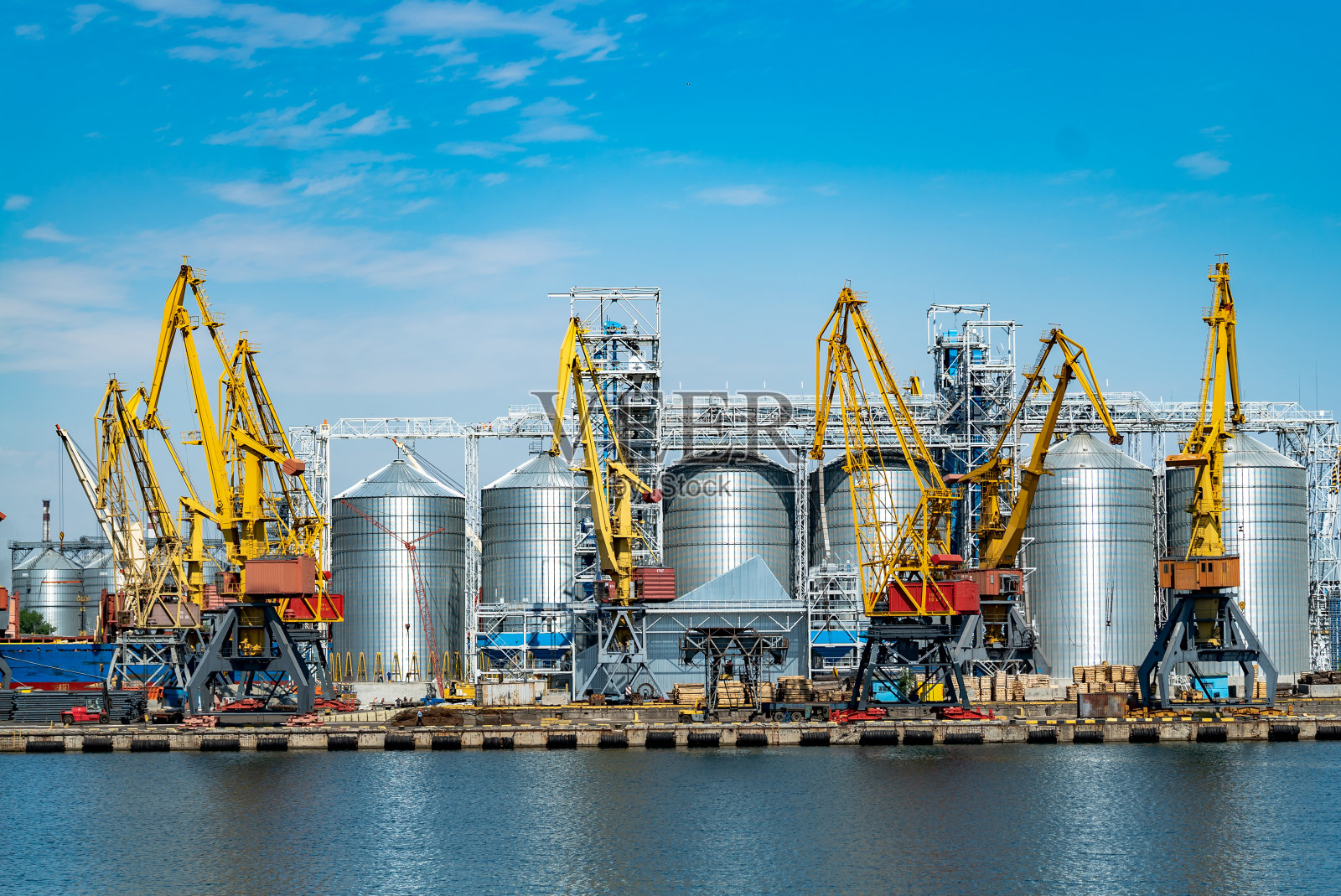 港口起重机全景图。照片摄影图片