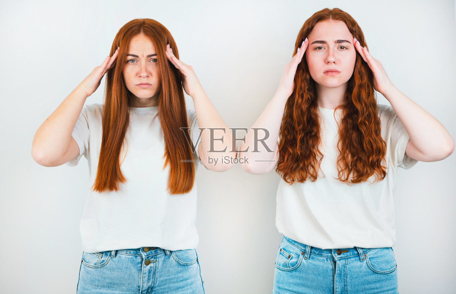 两个红头发的年轻女性遭受头痛看起来心烦意乱站在孤立的白色背景，保健理念照片摄影图片