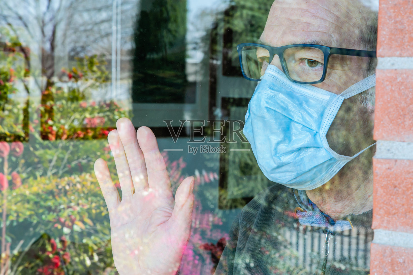 因病毒爆发而在家隔离的男子。照片摄影图片