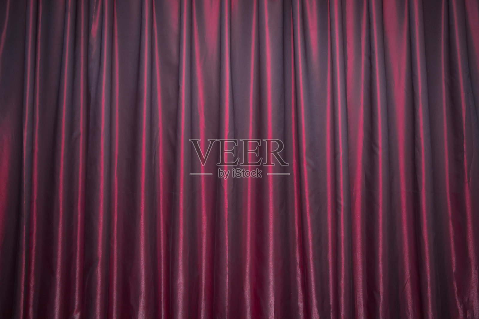 红色面板背景墙纸纹理红色关闭窗帘与灯光点在剧院。红色舞台幕布。照片摄影图片