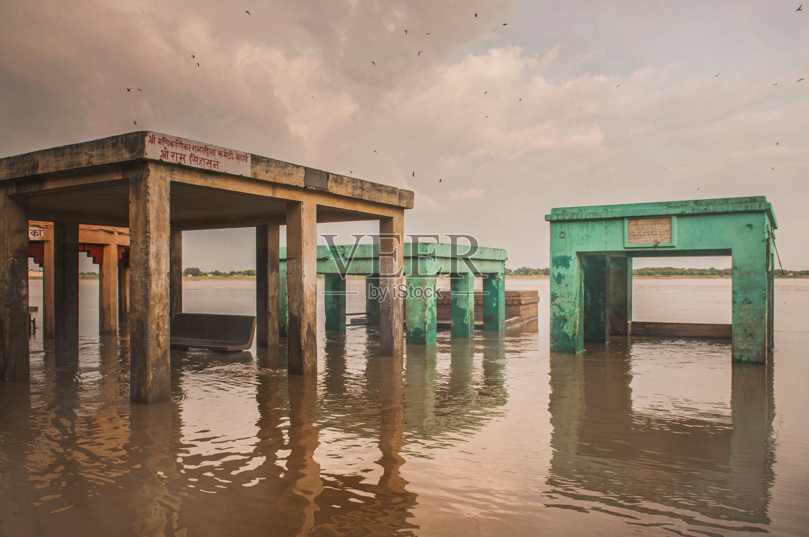 印度，建筑物被水淹没照片摄影图片