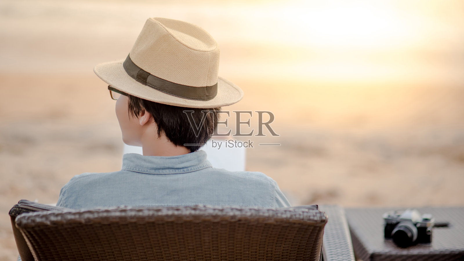 亚洲人坐在沙滩椅上看着大海照片摄影图片