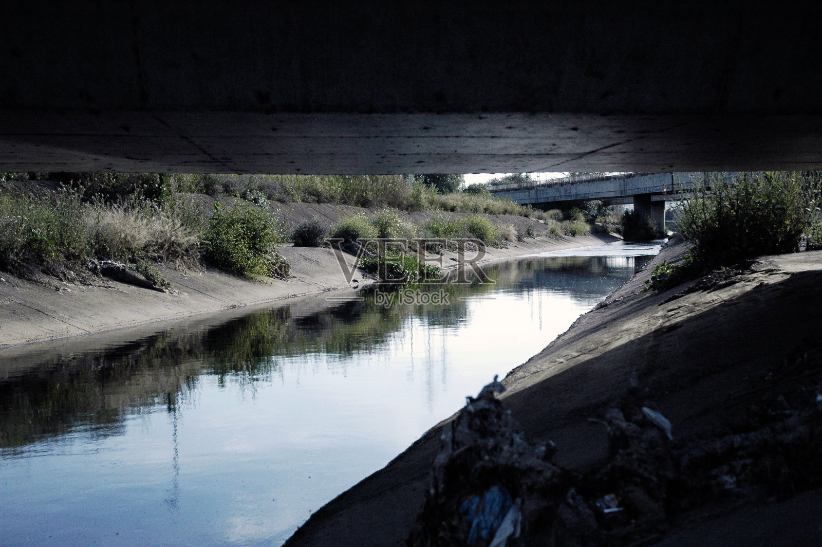废弃的水通道照片摄影图片