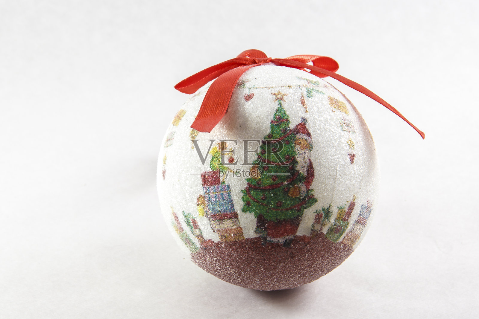 圣诞树玩具圣诞球在一个白色的背景照片摄影图片