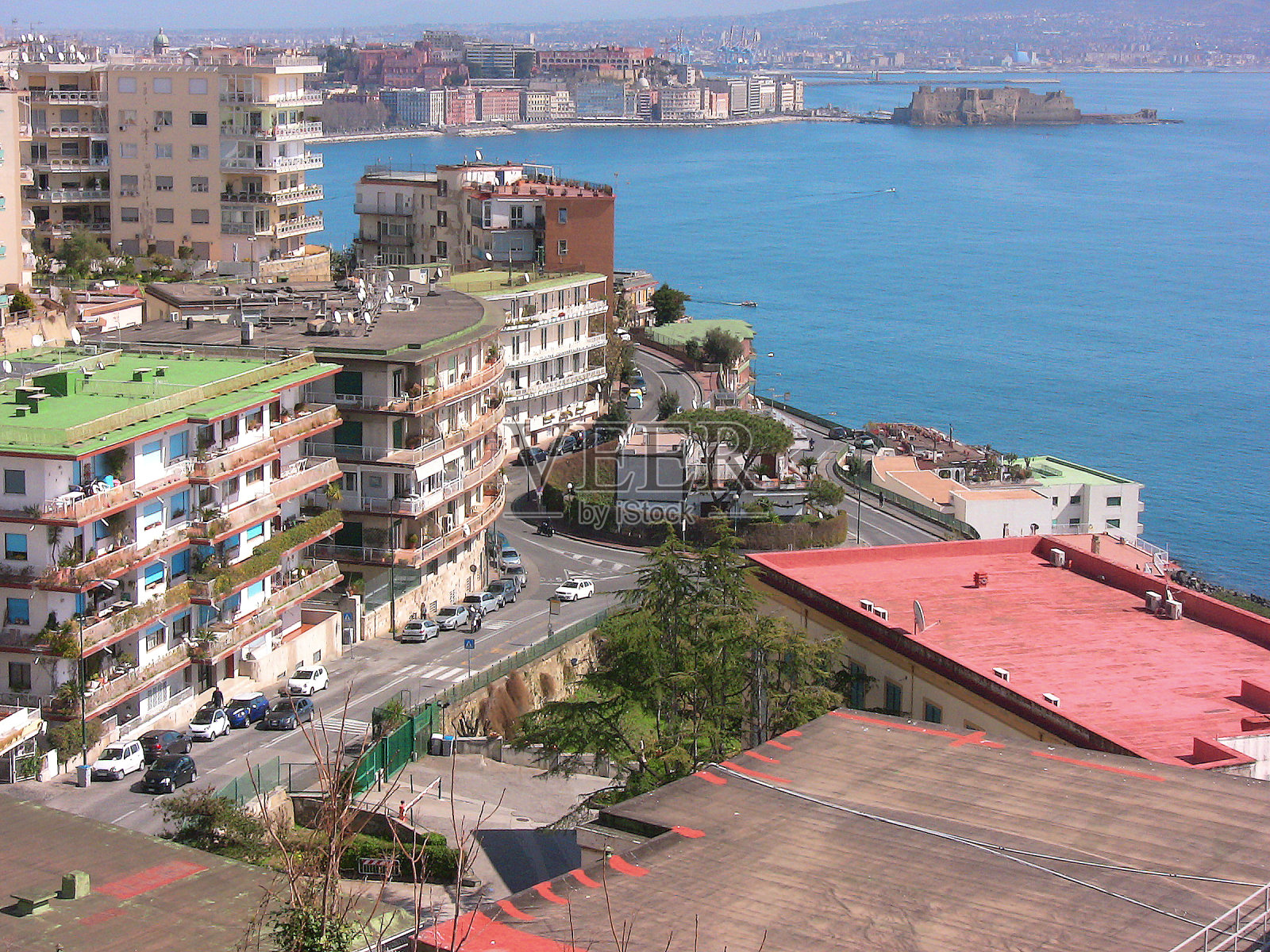 2019年3月17日，意大利那不勒斯——阳光明媚的日子里，波西利波社区和城市海湾的Orazio街道。照片摄影图片