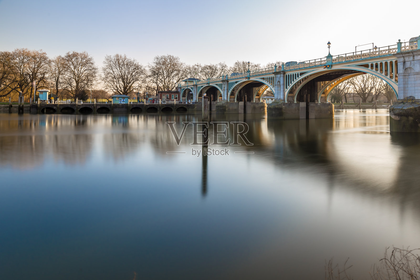 里士满在冬天的早晨长时间曝光，伦敦，英国照片摄影图片
