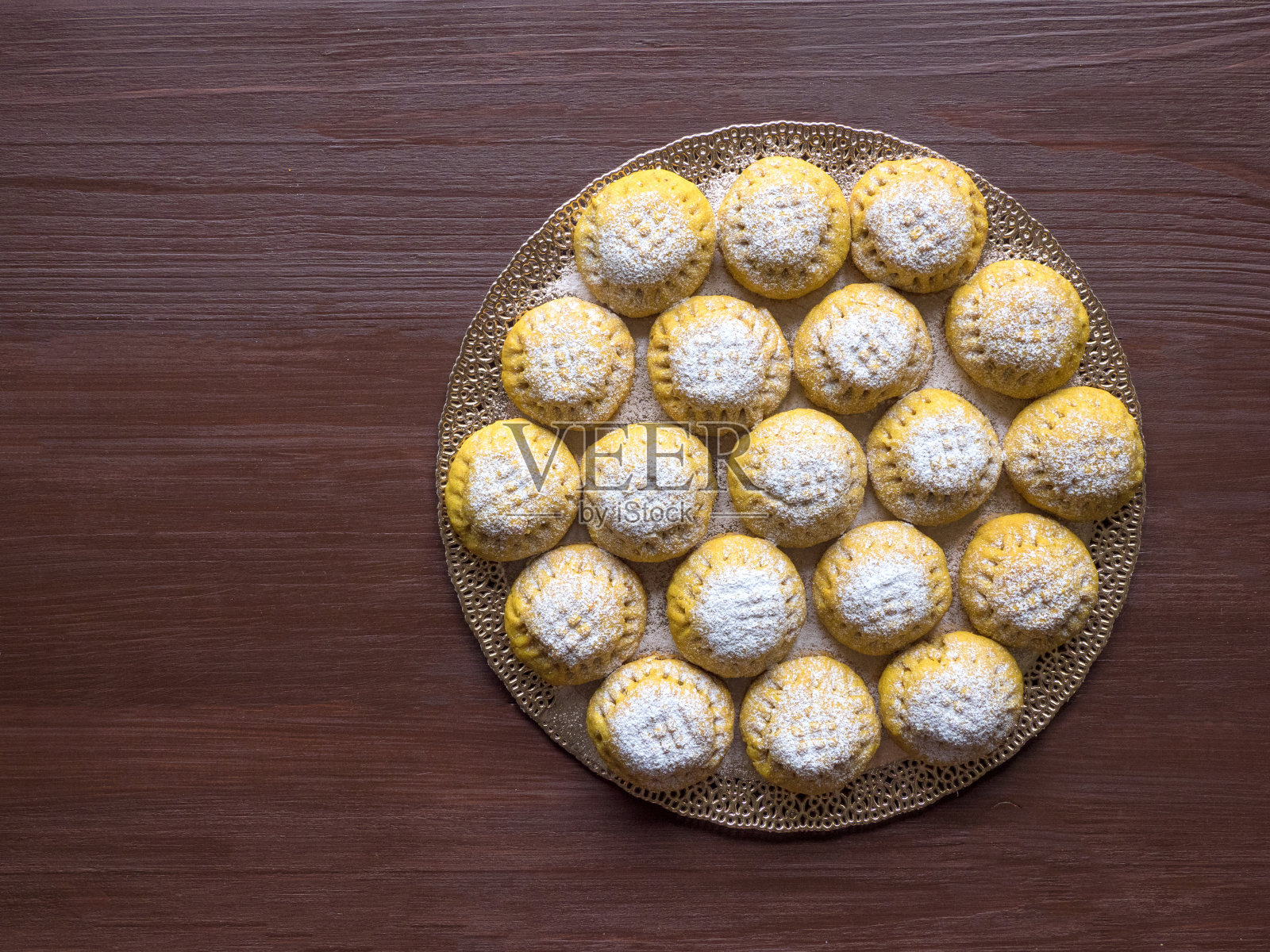 埃及饼干“kak El Eid”，在烹饪时加入姜黄。伊斯兰节日的饼干。斋月甜点照片摄影图片