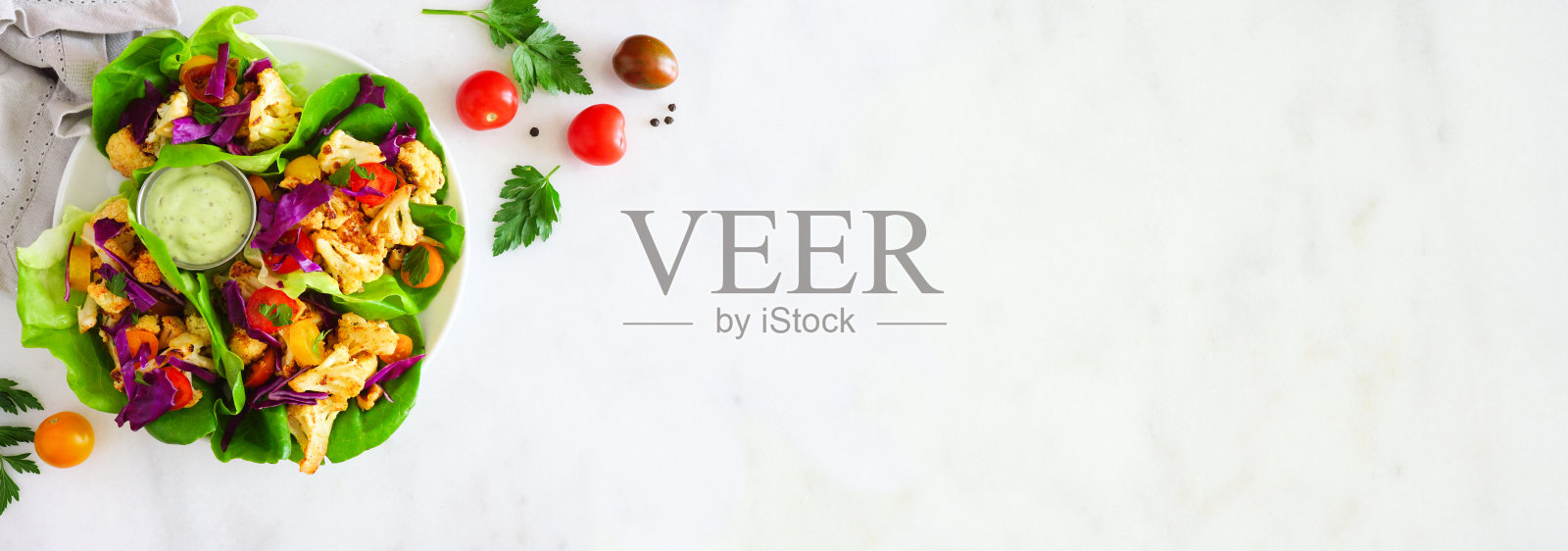 健康的生菜卷烤花椰菜，卷心菜和西红柿，俯视图的边沿在白色大理石横幅背景照片摄影图片