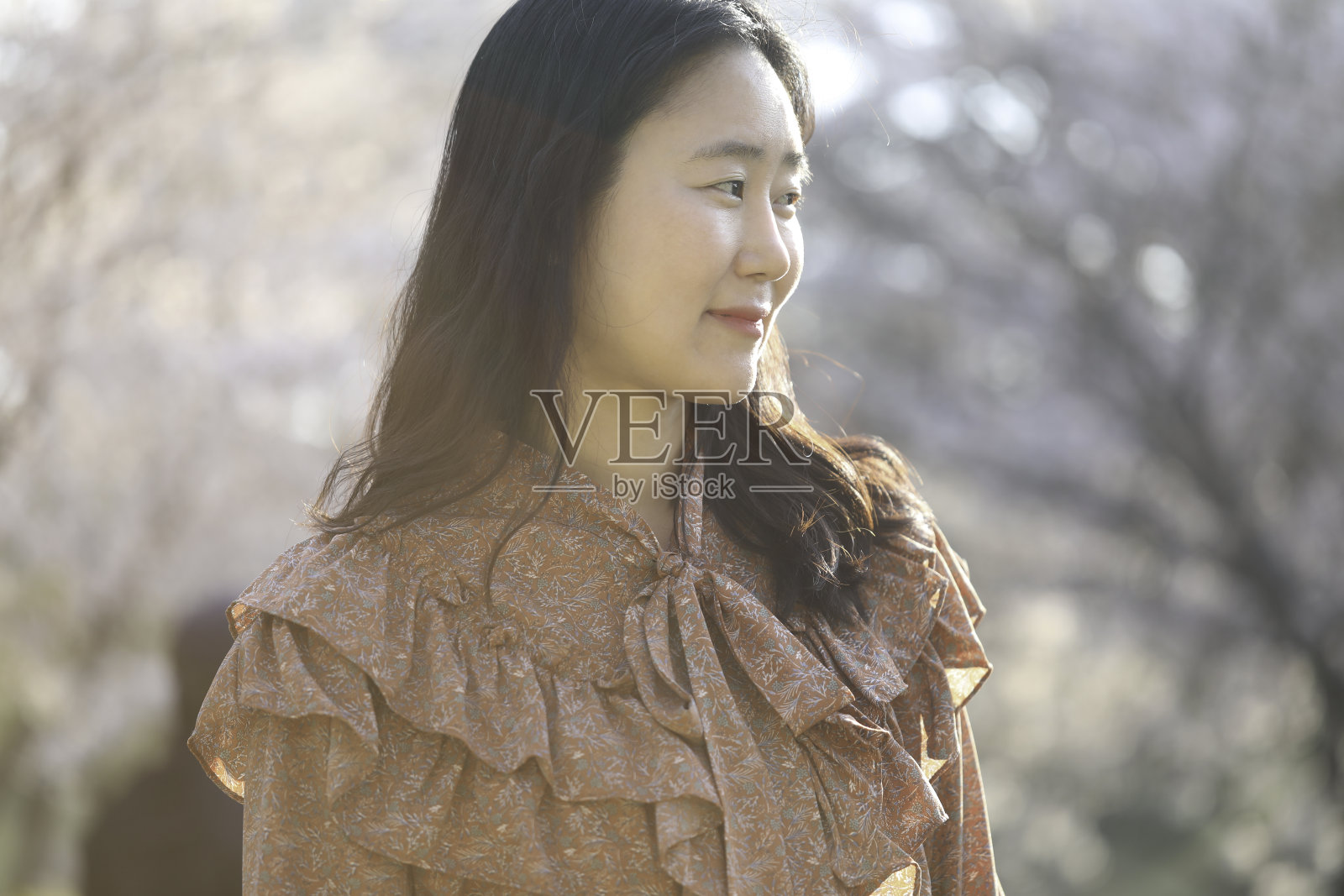 亚洲女人的樱花照片摄影图片