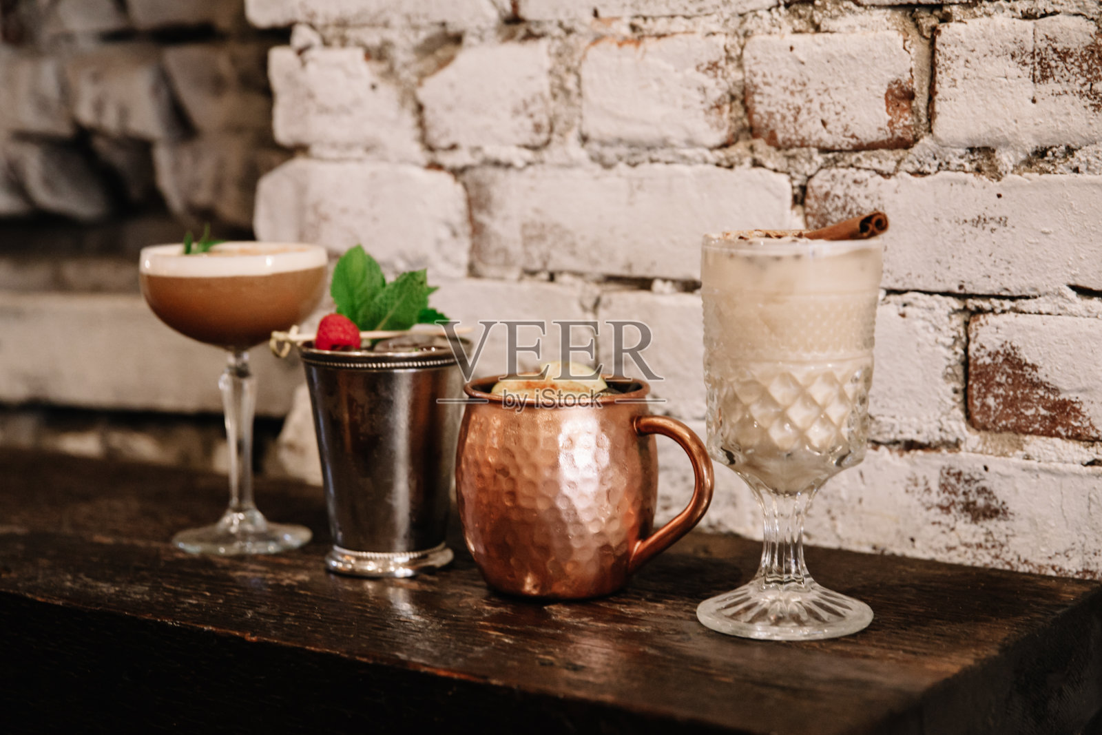 白砖背景下的各种四种酒精鸡尾酒照片摄影图片