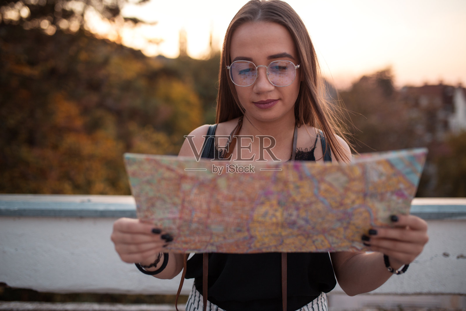 年轻女子度假照片摄影图片