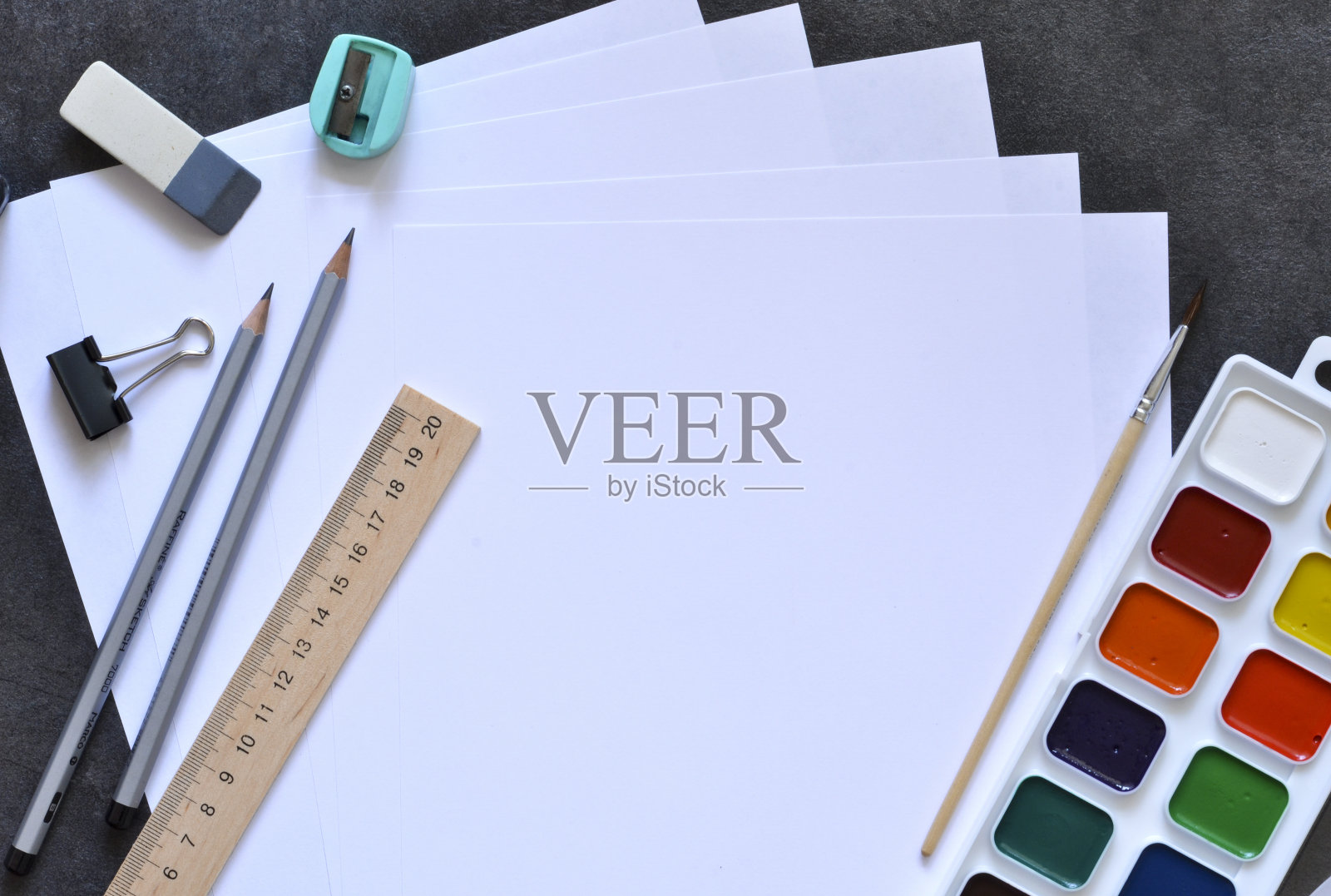 一套丰富多彩的学习用品。回到学校。照片摄影图片