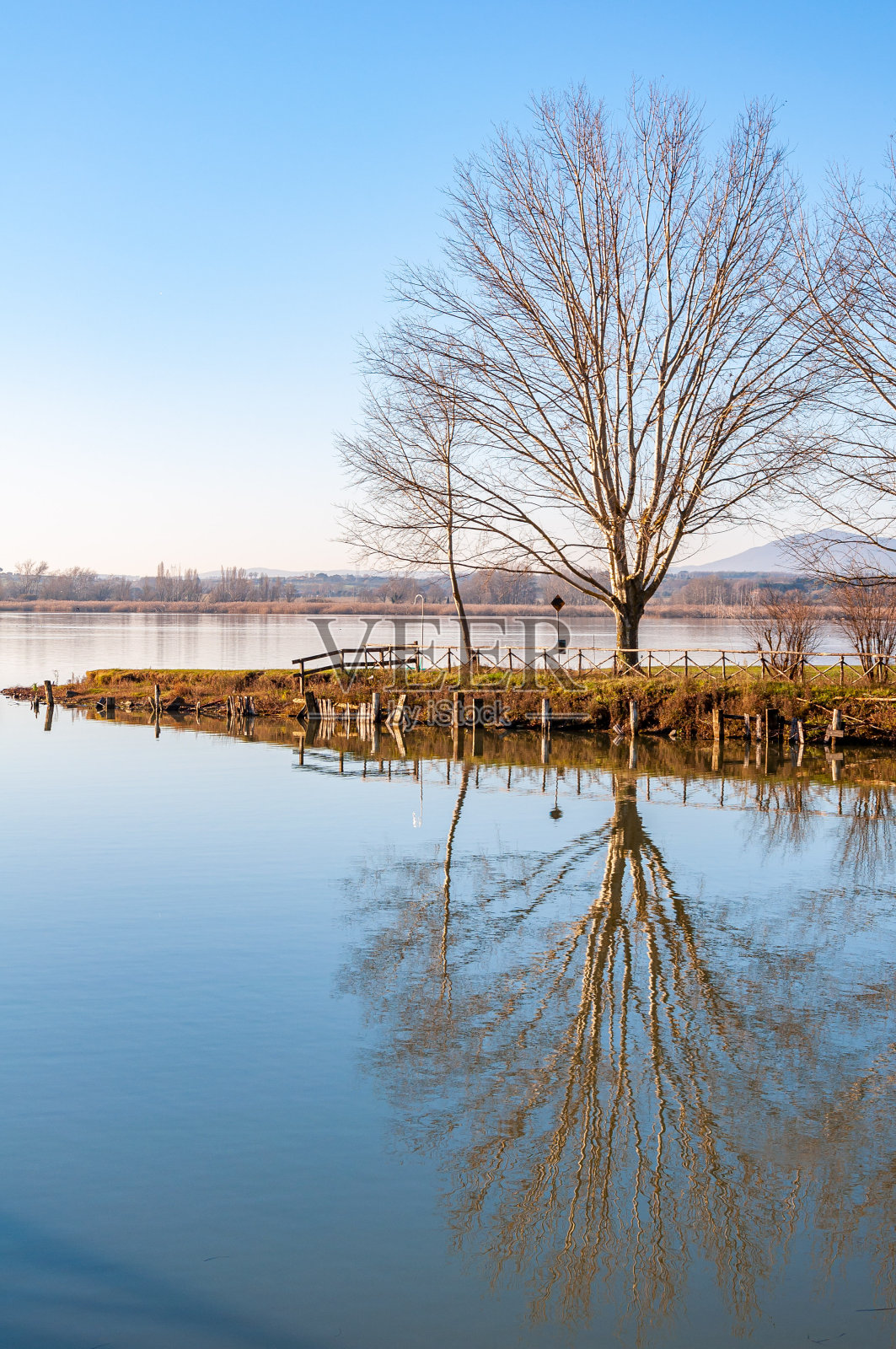意大利卡斯蒂利奥内湖。世界闻名的中世纪城市。照片摄影图片