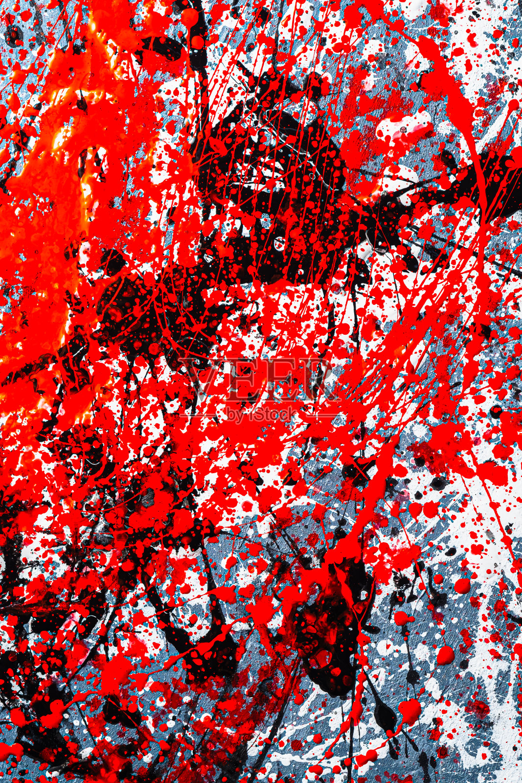 明亮的背景。滴。表达式。颜色泄漏缺陷。混合颜色。黑色白色红色。在混凝土纹理上。垂直方向。前视图。照片摄影图片