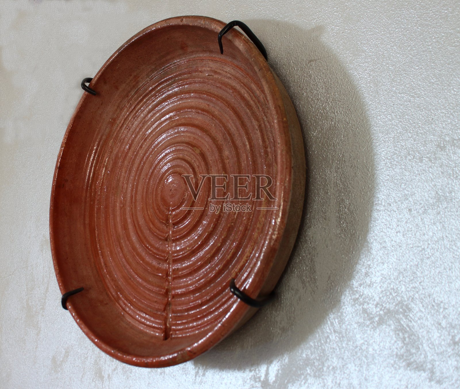 传统手工陶瓷托盘用于沥干鲜奶酪中的凝乳素照片摄影图片