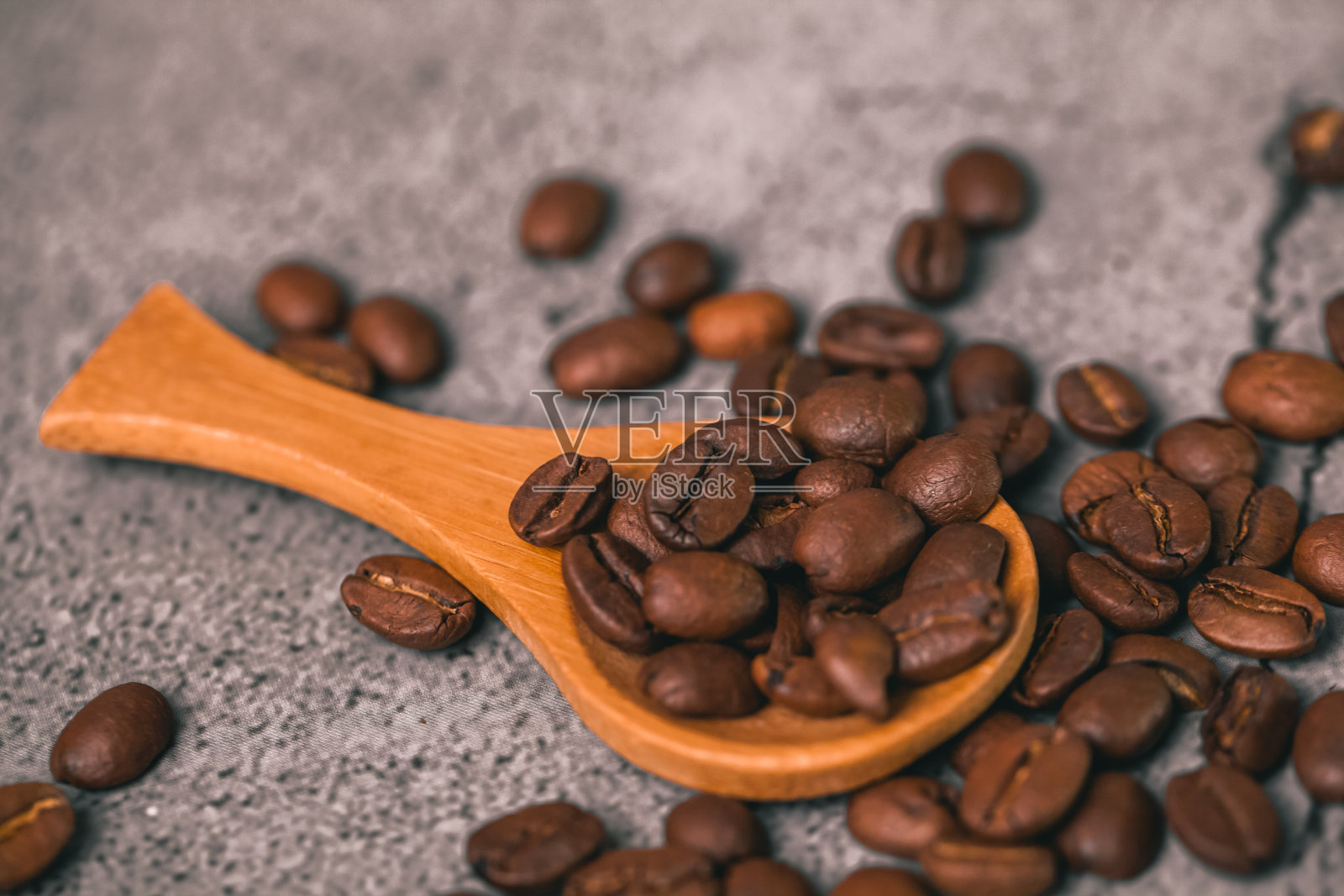 灰色的背景上散落着咖啡豆照片摄影图片