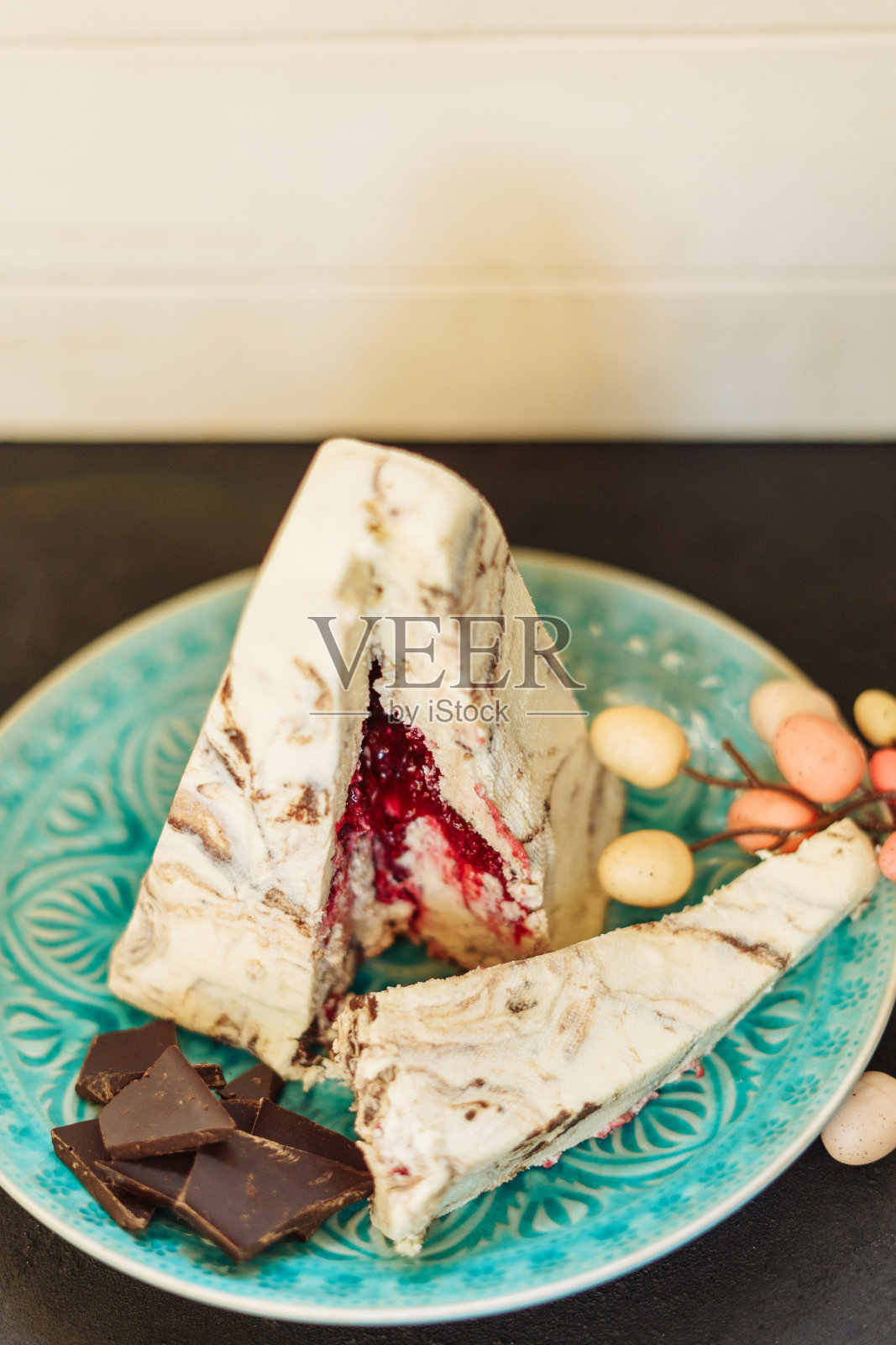 凝乳复活节甜点填充樱桃果酱特写照片摄影图片