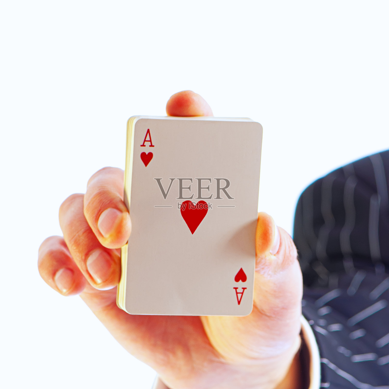 男人手持红桃A纸牌照片摄影图片