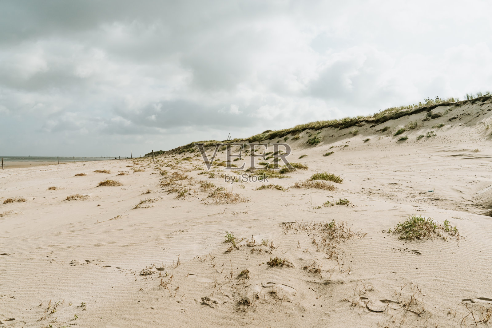 宽阔的海滩景观，阳光明媚的一天，Wangerooge，德国照片摄影图片
