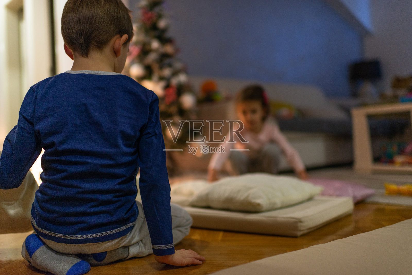 孩子们平安夜快乐照片摄影图片