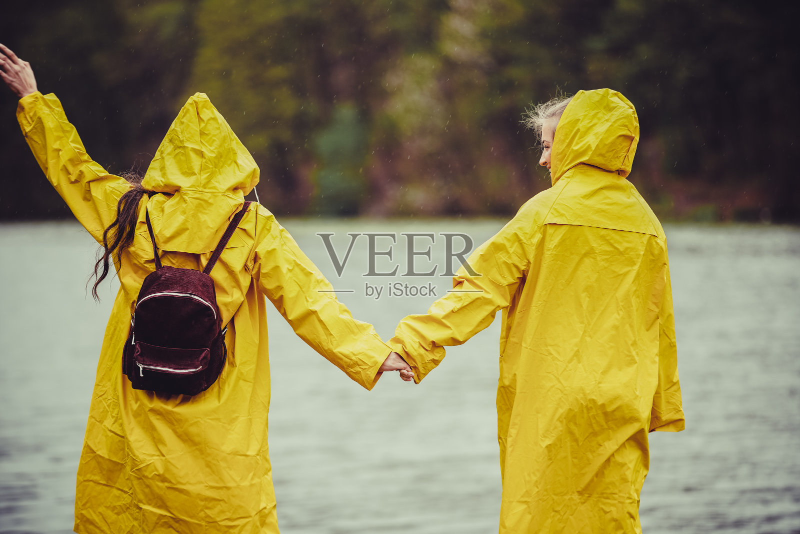 大自然中的快乐女孩照片摄影图片