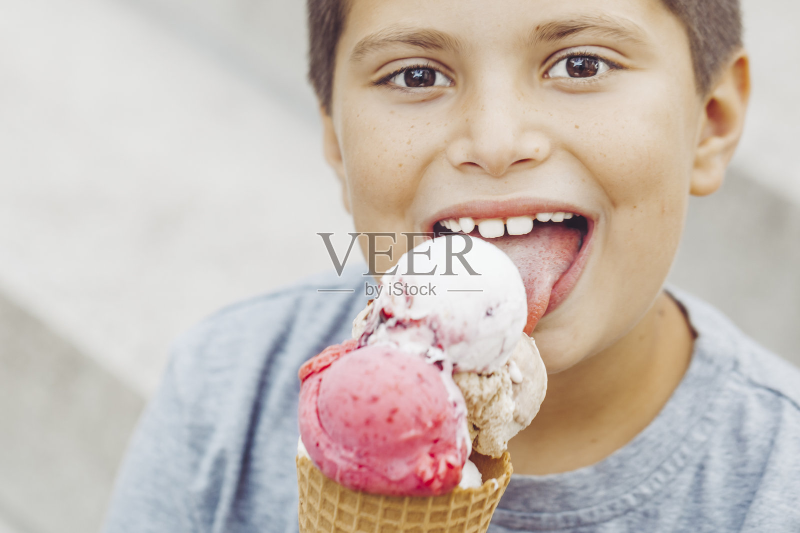 小男孩正在享受冰淇淋照片摄影图片