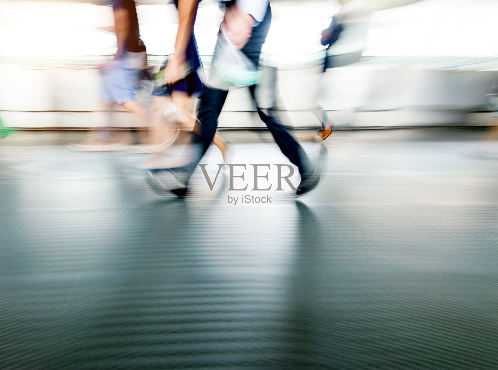 人们在高峰时间走在走廊上照片摄影图片