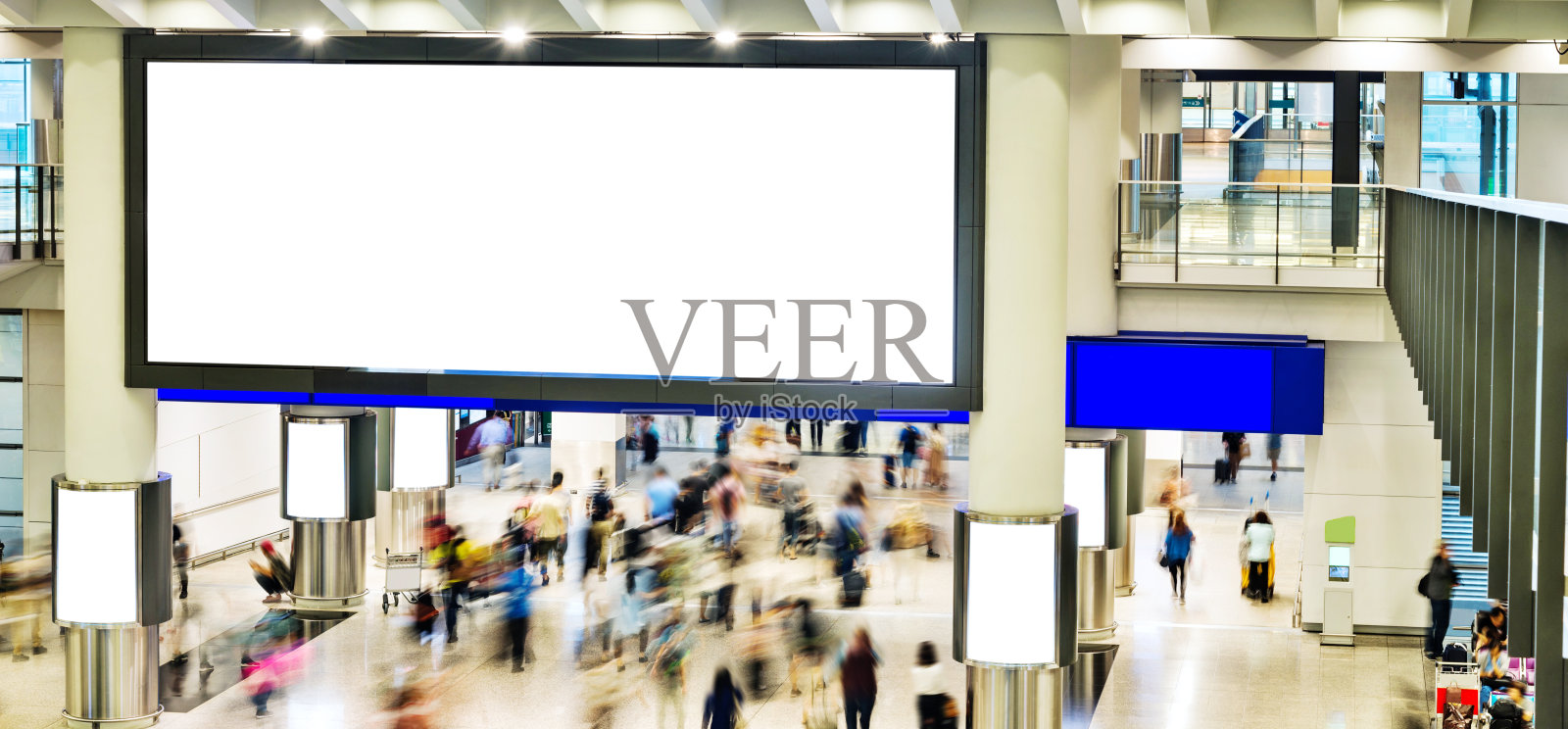 模糊的人群和机场的空白广告牌照片摄影图片