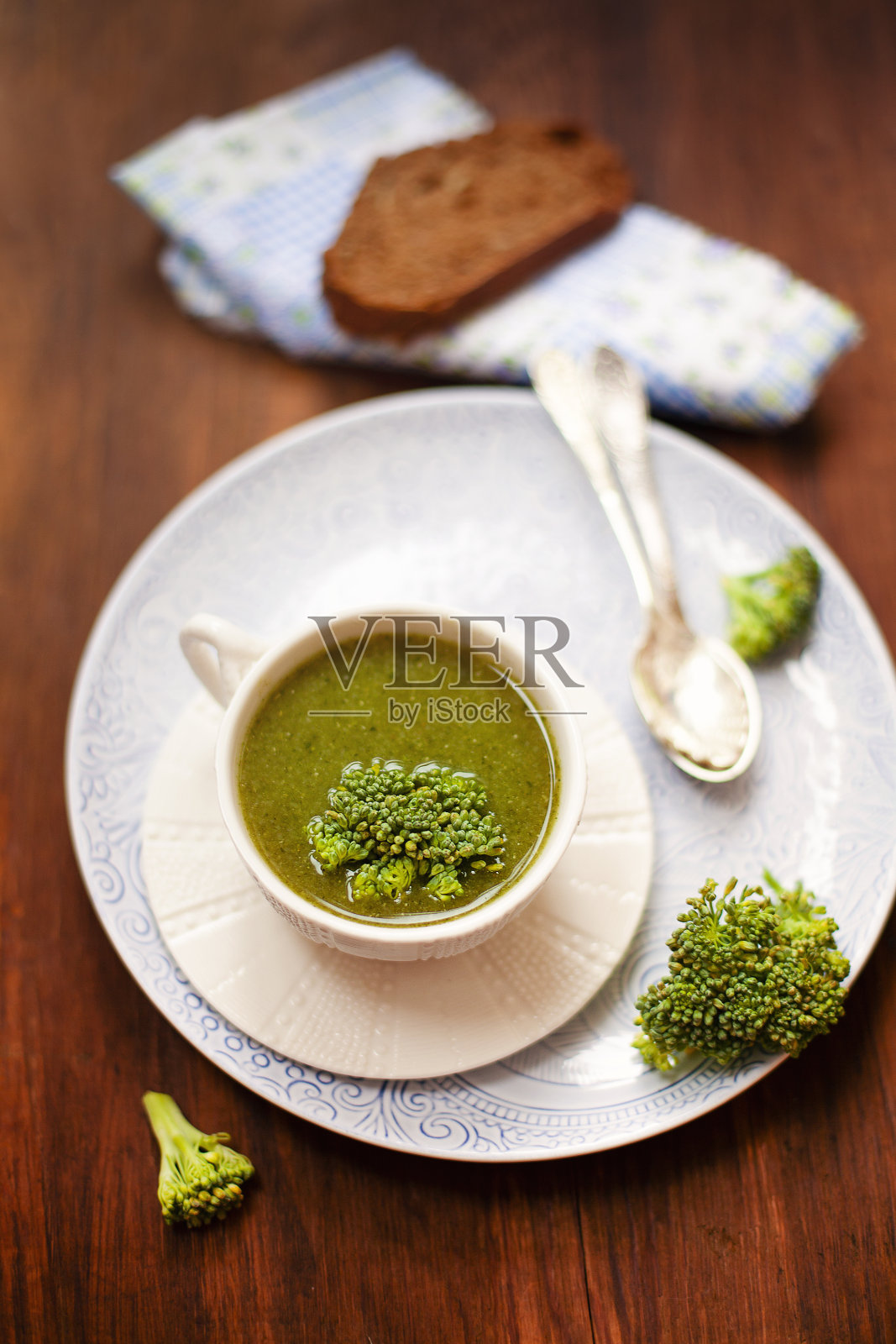 桌上有美味的花椰菜汤照片摄影图片