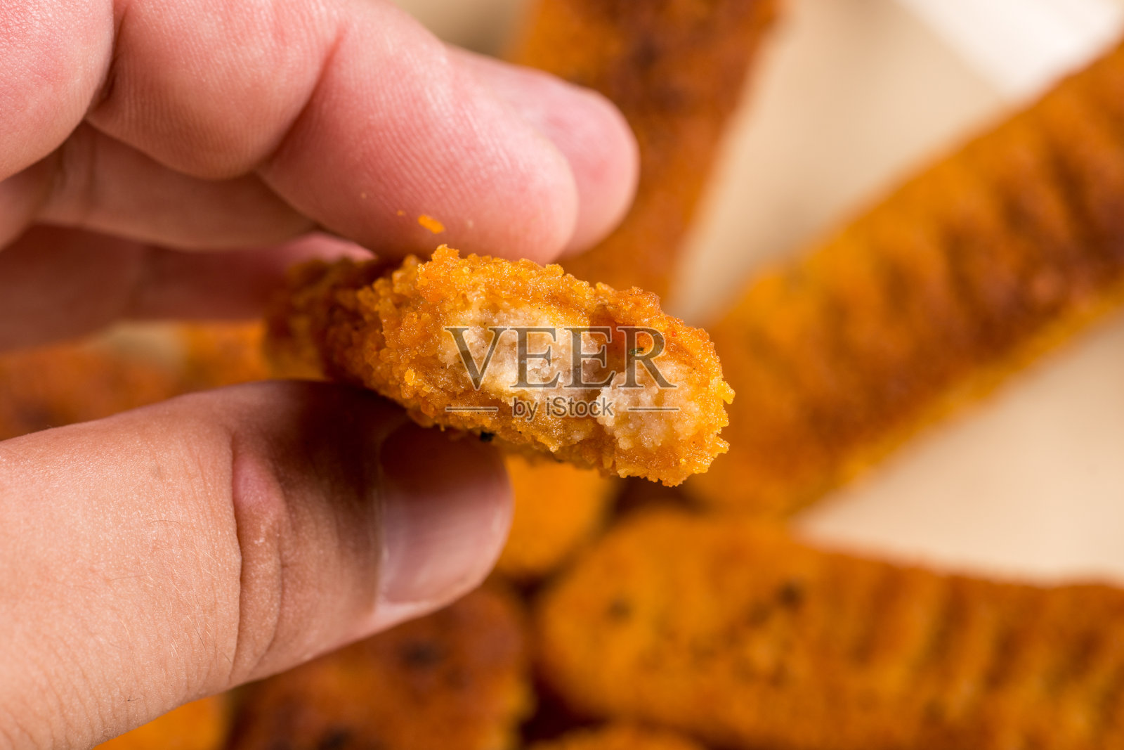 炸鱼肉棒放在木板桌上的盘子上照片摄影图片