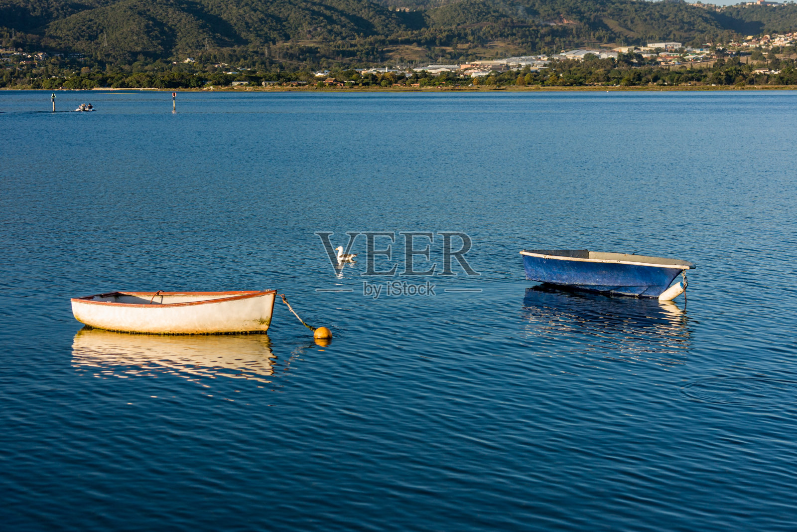 Knysna泻湖上有两艘小艇照片摄影图片