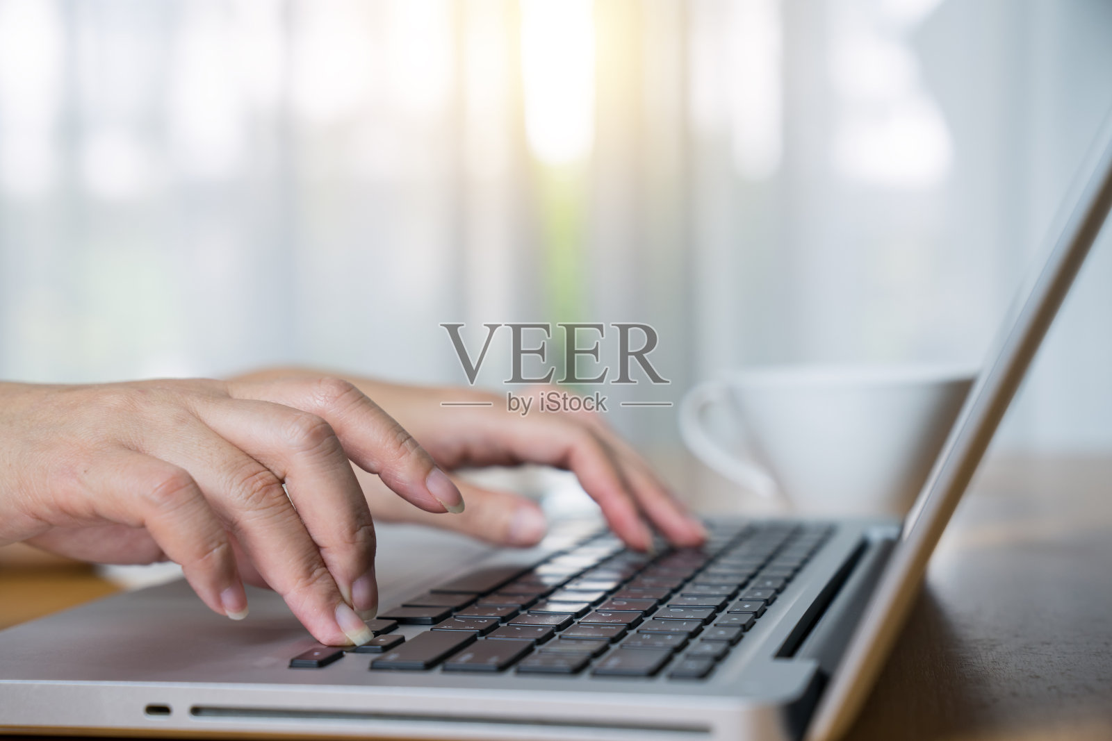 一名女性在家工作时使用笔记本电脑的镜头照片摄影图片