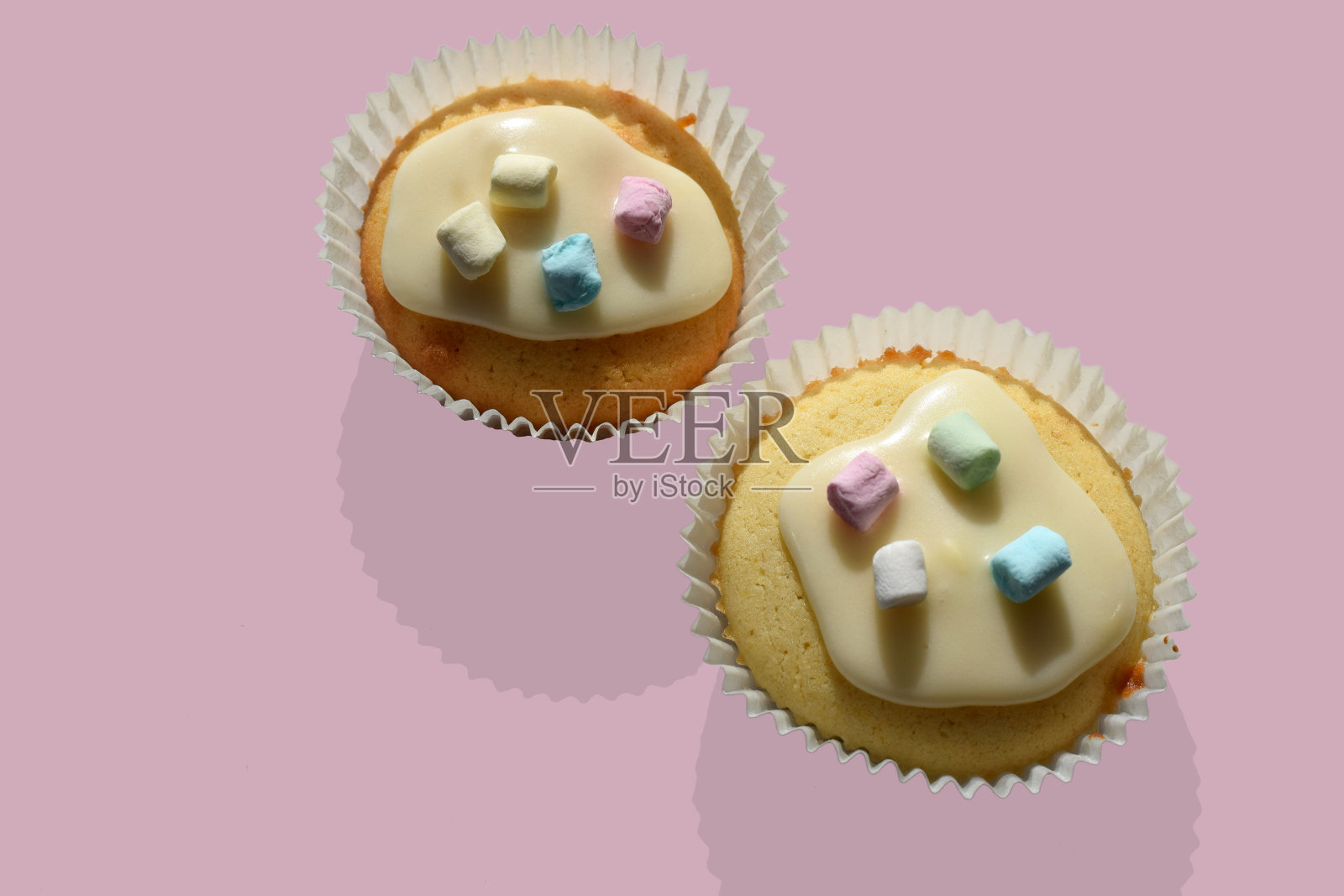 糖霜上有棉花糖的纸杯蛋糕照片摄影图片