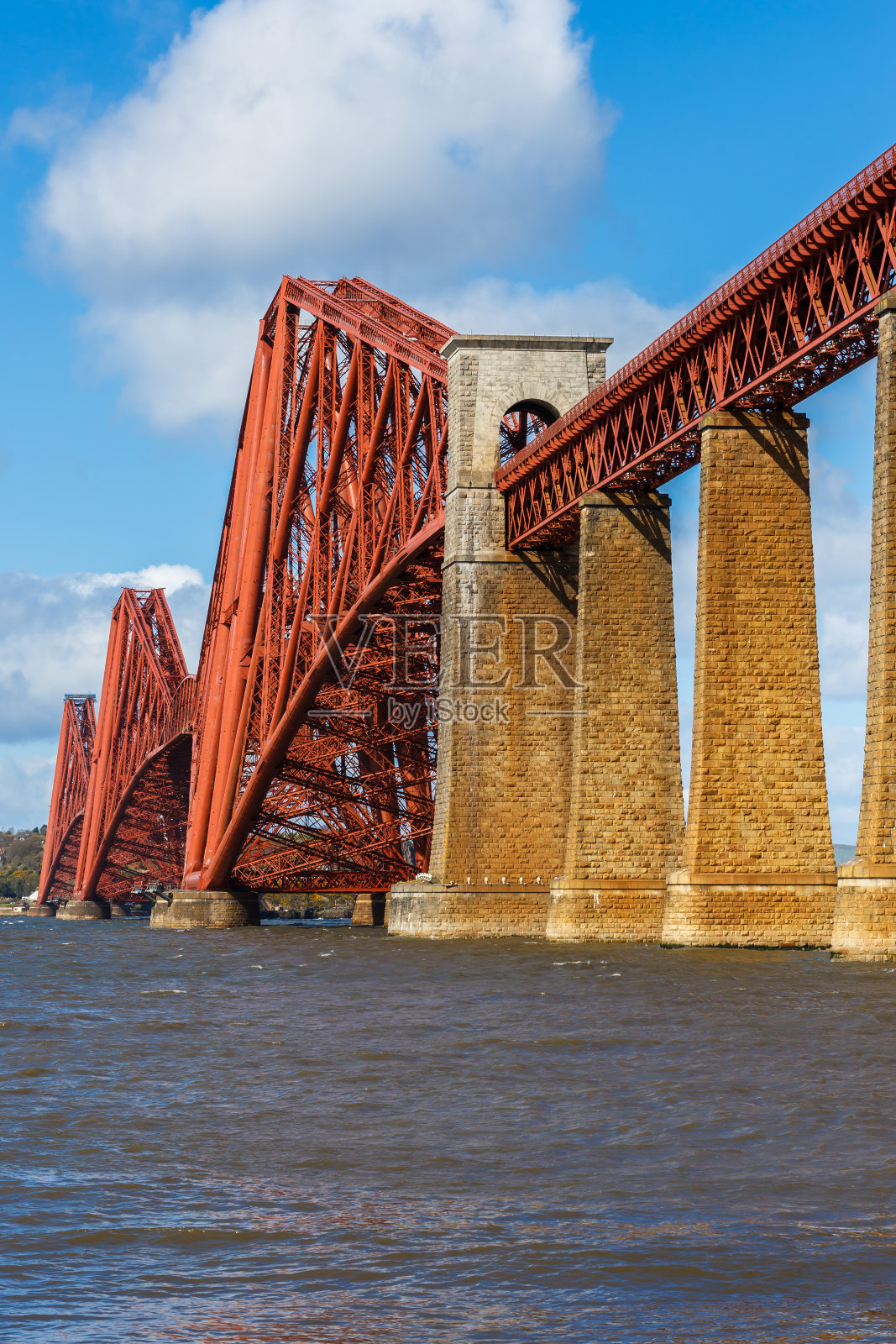 春天在爱丁堡的福斯桥照片摄影图片