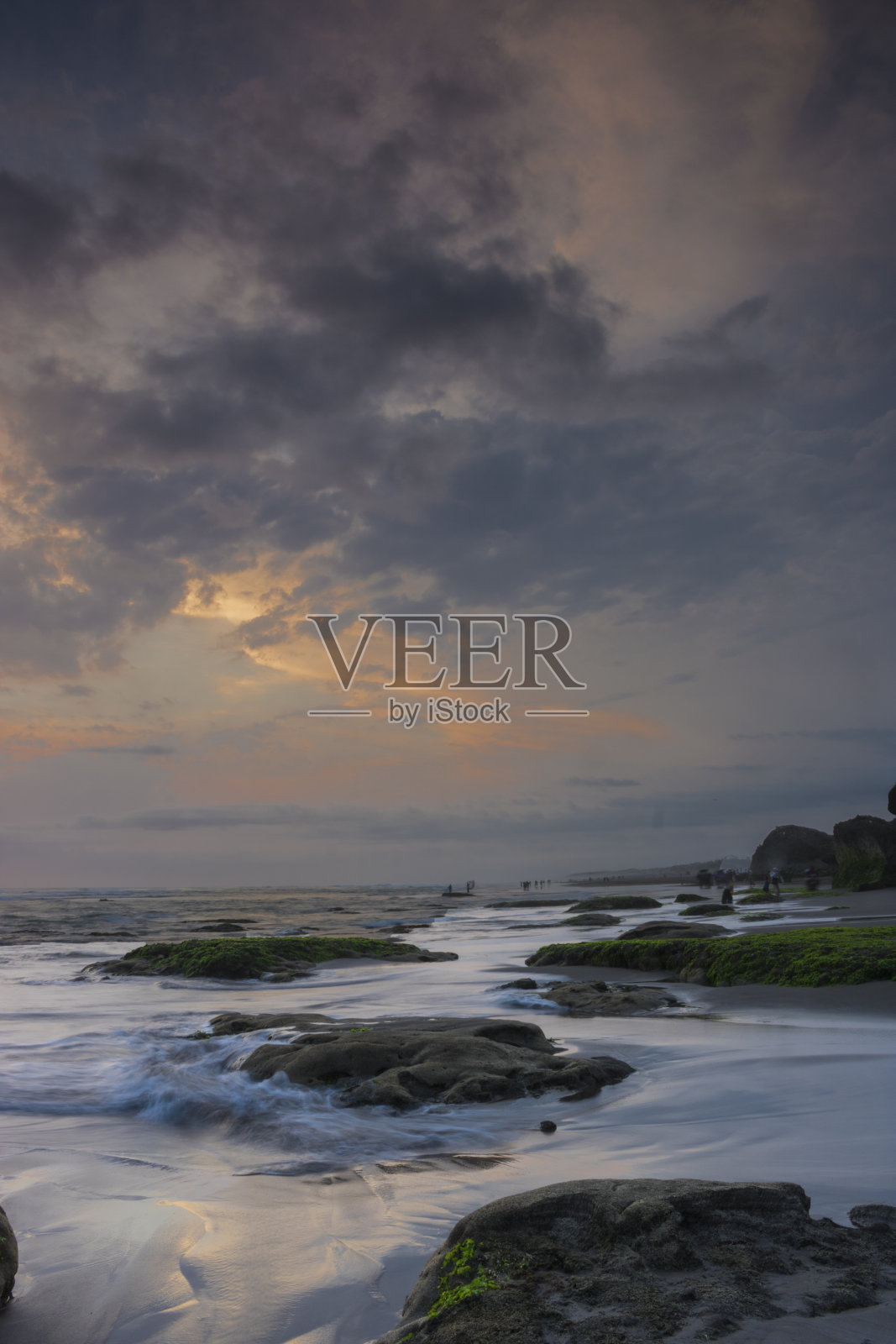 海滩上的日落照片摄影图片